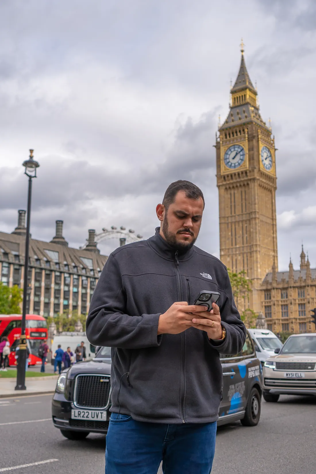 Rafael Schroeder acompanhando o mercado pelo celular em Londres